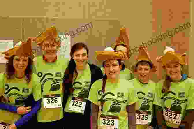 Franklin And His Friends Participating In The Turkey Trot Franklin S Thanksgiving (Classic Franklin Stories 28)