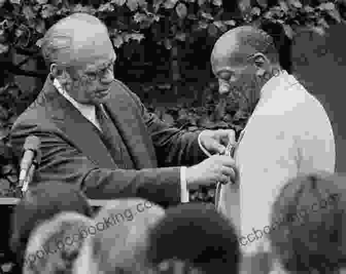 Jesse Owens Receiving The Presidential Medal Of Freedom From President Gerald Ford Who Was Jesse Owens? (Who Was?)